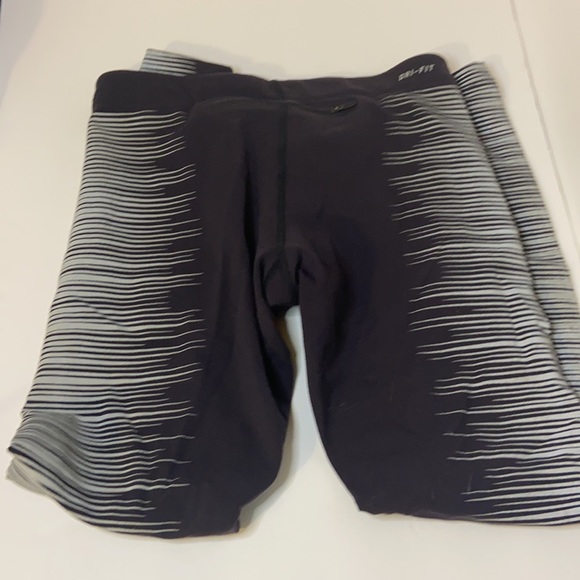 Nike dry fit reflective running leggings. Size small black and gray - Picture 8 of 8